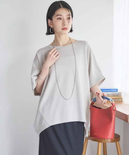 Doux archives（ドゥアルシーヴ）の「UV加工・吸水速乾ドルマンプルオーバー（Tシャツ/カットソー・レディース・チャコールグレー/オフホワイト/グレイッシュベージュ/ネイビー・38）」の3枚目の写真