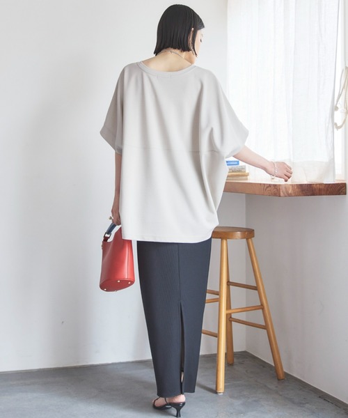 Doux archives（ドゥアルシーヴ）の「UV加工・吸水速乾ドルマンプルオーバー（Tシャツ/カットソー・レディース・チャコールグレー/オフホワイト/グレイッシュベージュ/ネイビー・38）」の8枚目の写真