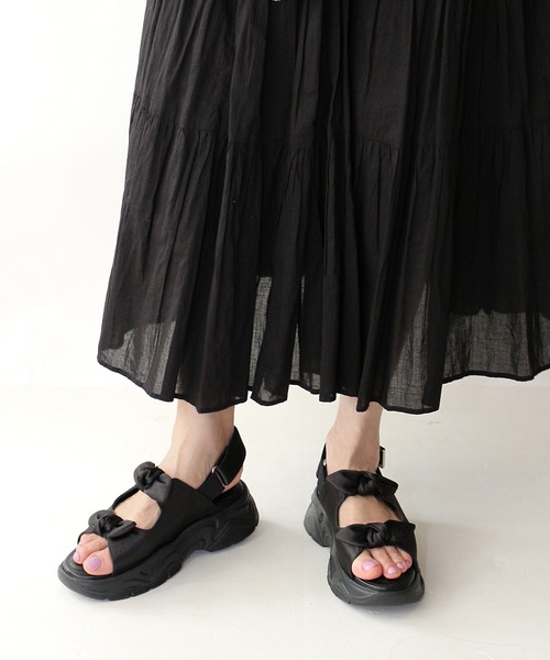 Fin（フィン）の「ダブルリボン厚底ベルクロスポーツサンダル【低反発スポンジ入り】（サンダル・レディース・ブラック/シルバー・S/M/L/LL）」の8枚目の写真