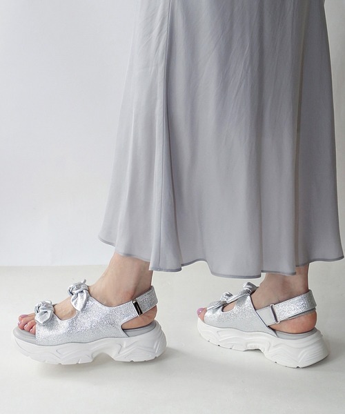 Fin（フィン）の「ダブルリボン厚底ベルクロスポーツサンダル【低反発スポンジ入り】（サンダル・レディース・ブラック/シルバー・S/M/L/LL）」の9枚目の写真