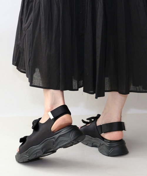 Fin（フィン）の「ダブルリボン厚底ベルクロスポーツサンダル【低反発スポンジ入り】（サンダル・レディース・ブラック/シルバー・S/M/L/LL）」の10枚目の写真