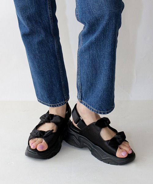 Fin（フィン）の「ダブルリボン厚底ベルクロスポーツサンダル【低反発スポンジ入り】（サンダル・レディース・ブラック/シルバー・S/M/L/LL）」の11枚目の写真