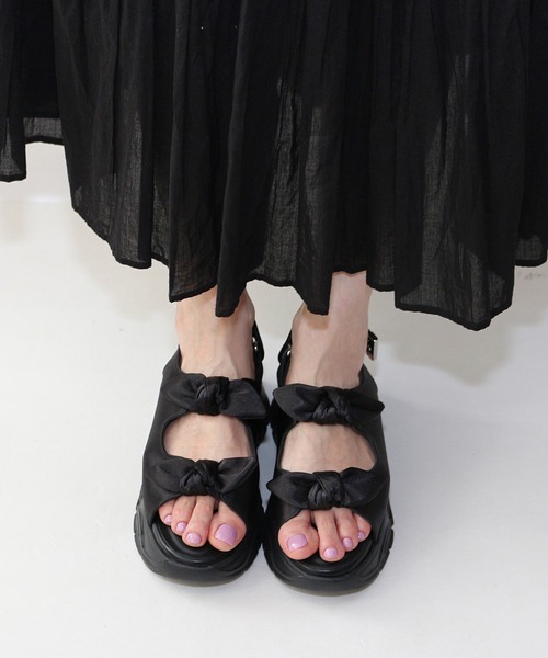 Fin（フィン）の「ダブルリボン厚底ベルクロスポーツサンダル【低反発スポンジ入り】（サンダル・レディース・ブラック/シルバー・S/M/L/LL）」の12枚目の写真