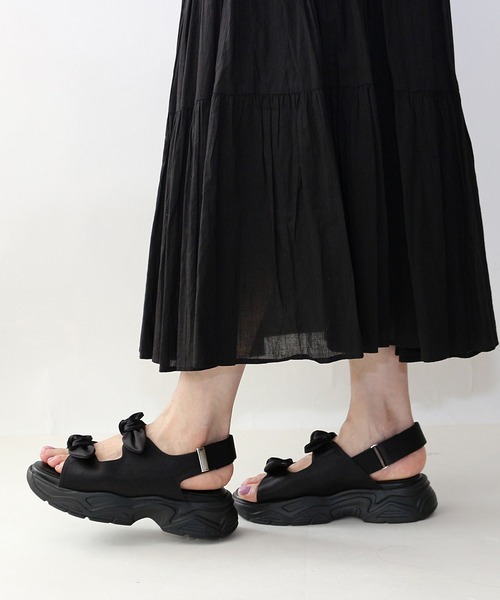 Fin（フィン）の「ダブルリボン厚底ベルクロスポーツサンダル【低反発スポンジ入り】（サンダル・レディース・ブラック/シルバー・S/M/L/LL）」の14枚目の写真