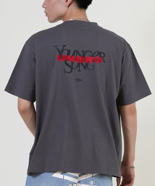 younger song（ヤンガーソング）の「【限定】UMBRO/アンブロ 半袖 Tシャツ Younger Song コラボレーション MRYS-T001（Tシャツ/カットソー・メンズ・チャコールグレー/ネイビー/ブラウン/ホワイト/ブラック/リアルツリーカモ/ピンク・L/M/S/LL）」の2枚目の写真