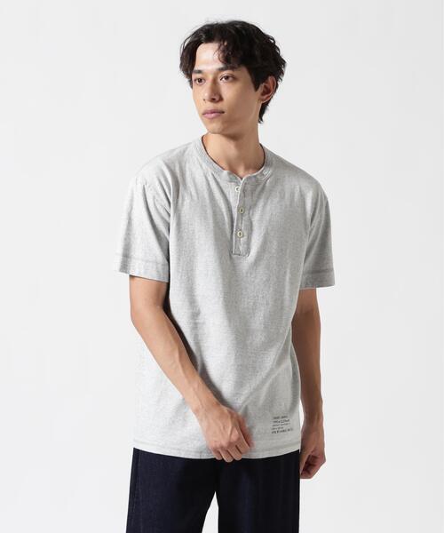 AVIREX(アヴィレックス)の「《直営店限定》HENLEY NECK UNDER T-SHIRT / ヘンリーネック アンダー 半袖Tシャツ / AVIREX / アヴィレックス(Tシャツ/カットソー・メンズ・グレー/ホワイト・M/L/XL/S/2XL)」の1枚目の写真