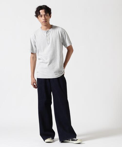 AVIREX(アヴィレックス)の「《直営店限定》HENLEY NECK UNDER T-SHIRT / ヘンリーネック アンダー 半袖Tシャツ / AVIREX / アヴィレックス(Tシャツ/カットソー・メンズ・グレー/ホワイト・M/L/XL/S/2XL)」の3枚目の写真