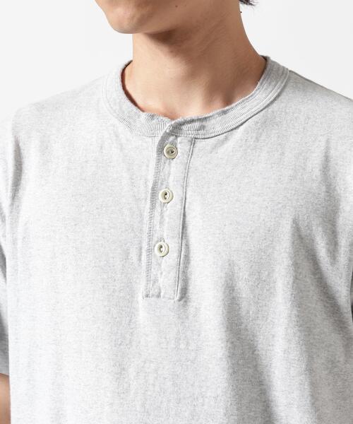 AVIREX(アヴィレックス)の「《直営店限定》HENLEY NECK UNDER T-SHIRT / ヘンリーネック アンダー 半袖Tシャツ / AVIREX / アヴィレックス(Tシャツ/カットソー・メンズ・グレー/ホワイト・M/L/XL/S/2XL)」の6枚目の写真