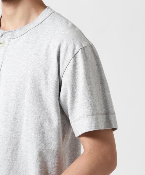 AVIREX(アヴィレックス)の「《直営店限定》HENLEY NECK UNDER T-SHIRT / ヘンリーネック アンダー 半袖Tシャツ / AVIREX / アヴィレックス(Tシャツ/カットソー・メンズ・グレー/ホワイト・M/L/XL/S/2XL)」の7枚目の写真