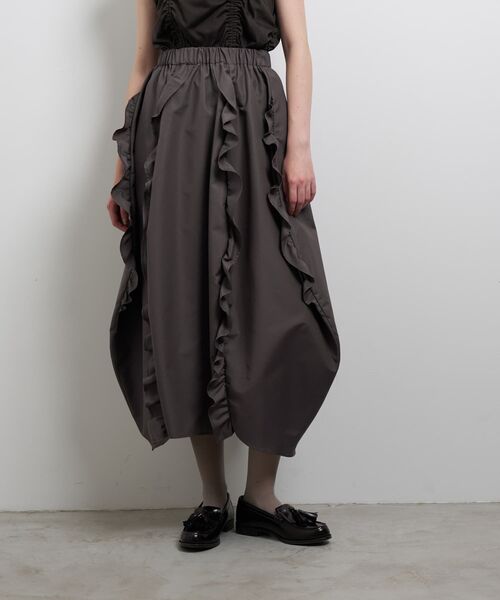 LANVIN en Bleu(ランバンオンブルー)の「フリルコクーンスカート(スカート・レディース・ブラック/チャコールグレー・38/36)」の2枚目の写真