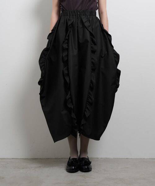 LANVIN en Bleu(ランバンオンブルー)の「フリルコクーンスカート(スカート・レディース・ブラック/チャコールグレー・38/36)」の1枚目の写真