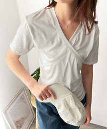 ひとクセで差がつく、大人のクロスデザインVネックTシャツ