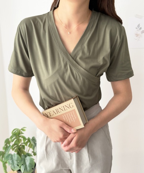 Amulet（アミュレット）の「ひとクセで差がつく、大人のクロスデザインVネックTシャツ（Tシャツ/カットソー・レディース・カーキ/ブラック/ホワイト・S/M/L）」の3枚目の写真