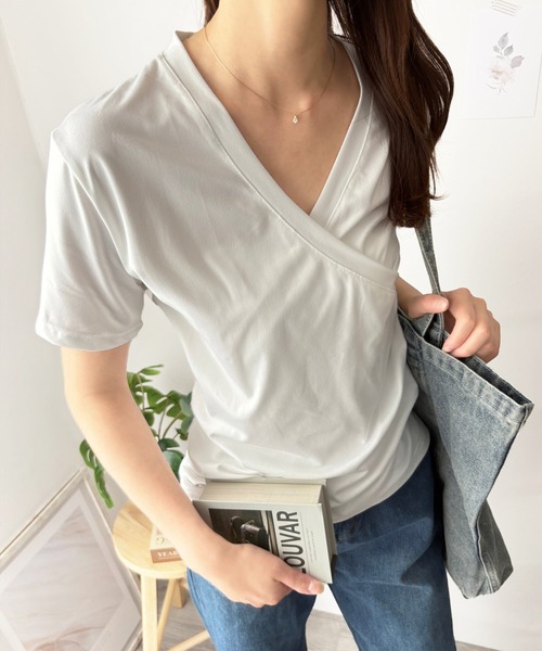 Amulet（アミュレット）の「ひとクセで差がつく、大人のクロスデザインVネックTシャツ（Tシャツ/カットソー・レディース・カーキ/ブラック/ホワイト・S/M/L）」の11枚目の写真
