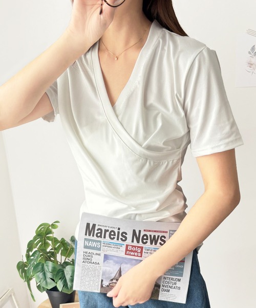 Amulet（アミュレット）の「ひとクセで差がつく、大人のクロスデザインVネックTシャツ（Tシャツ/カットソー・レディース・カーキ/ブラック/ホワイト・S/M/L）」の12枚目の写真