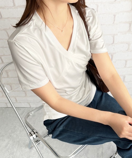 Amulet（アミュレット）の「ひとクセで差がつく、大人のクロスデザインVネックTシャツ（Tシャツ/カットソー・レディース・カーキ/ブラック/ホワイト・S/M/L）」の13枚目の写真