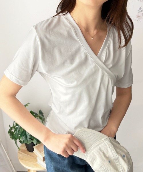 Amulet（アミュレット）の「ひとクセで差がつく、大人のクロスデザインVネックTシャツ（Tシャツ/カットソー・レディース・カーキ/ブラック/ホワイト・S/M/L）」の14枚目の写真