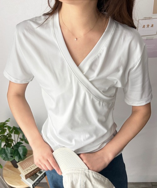 Amulet（アミュレット）の「ひとクセで差がつく、大人のクロスデザインVネックTシャツ（Tシャツ/カットソー・レディース・カーキ/ブラック/ホワイト・S/M/L）」の15枚目の写真