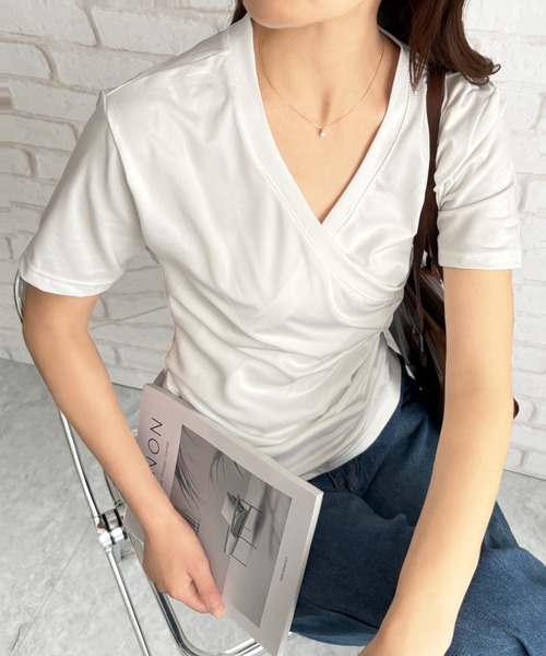 Amulet（アミュレット）の「ひとクセで差がつく、大人のクロスデザインVネックTシャツ（Tシャツ/カットソー・レディース・カーキ/ブラック/ホワイト・S/M/L）」の16枚目の写真