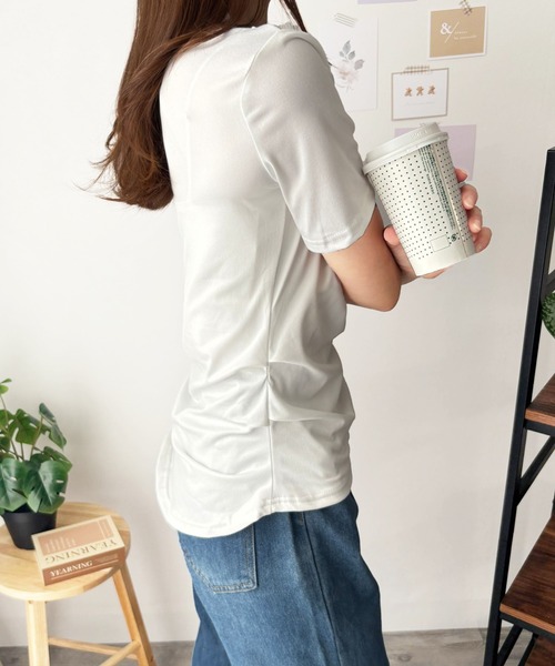 Amulet（アミュレット）の「ひとクセで差がつく、大人のクロスデザインVネックTシャツ（Tシャツ/カットソー・レディース・カーキ/ブラック/ホワイト・S/M/L）」の18枚目の写真