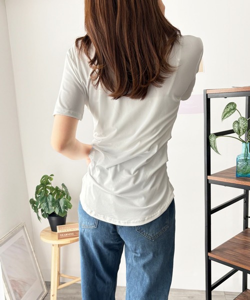 Amulet（アミュレット）の「ひとクセで差がつく、大人のクロスデザインVネックTシャツ（Tシャツ/カットソー・レディース・カーキ/ブラック/ホワイト・S/M/L）」の19枚目の写真