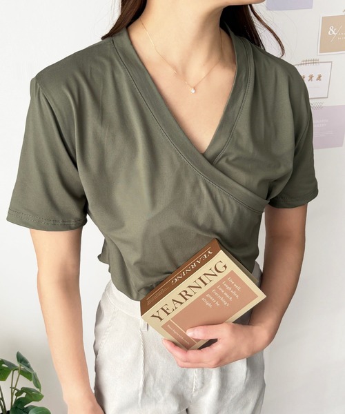 Amulet（アミュレット）の「ひとクセで差がつく、大人のクロスデザインVネックTシャツ（Tシャツ/カットソー・レディース・カーキ/ブラック/ホワイト・S/M/L）」の21枚目の写真