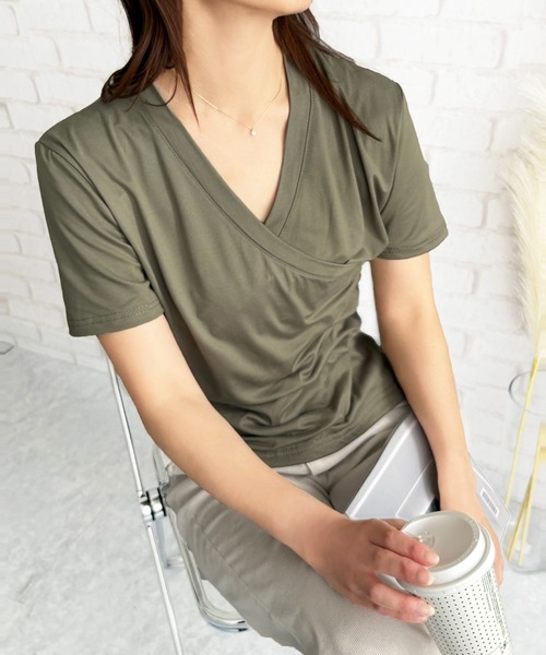 Amulet（アミュレット）の「ひとクセで差がつく、大人のクロスデザインVネックTシャツ（Tシャツ/カットソー・レディース・カーキ/ブラック/ホワイト・S/M/L）」の22枚目の写真