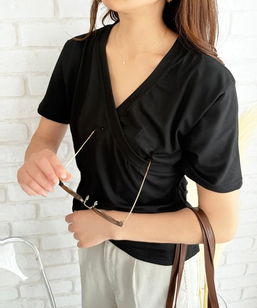Amulet（アミュレット）の「ひとクセで差がつく、大人のクロスデザインVネックTシャツ（Tシャツ/カットソー・レディース・カーキ/ブラック/ホワイト・S/M/L）」の4枚目の写真