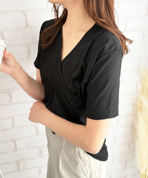 Amulet（アミュレット）の「ひとクセで差がつく、大人のクロスデザインVネックTシャツ（Tシャツ/カットソー・レディース・カーキ/ブラック/ホワイト・S/M/L）」の5枚目の写真
