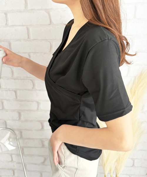 Amulet（アミュレット）の「ひとクセで差がつく、大人のクロスデザインVネックTシャツ（Tシャツ/カットソー・レディース・カーキ/ブラック/ホワイト・S/M/L）」の6枚目の写真