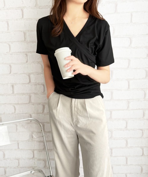 Amulet（アミュレット）の「ひとクセで差がつく、大人のクロスデザインVネックTシャツ（Tシャツ/カットソー・レディース・カーキ/ブラック/ホワイト・S/M/L）」の7枚目の写真