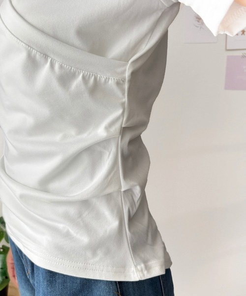 Amulet（アミュレット）の「ひとクセで差がつく、大人のクロスデザインVネックTシャツ（Tシャツ/カットソー・レディース・カーキ/ブラック/ホワイト・S/M/L）」の10枚目の写真
