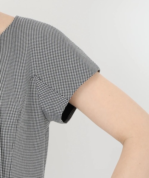 STRAWBERRY-FIELDS(ストロベリーフィールズ)の「マイクロ千鳥*ドレープデシン_セットアップ風ワンピース(ワンピース・レディース・ブラック系・2)」の7枚目の写真