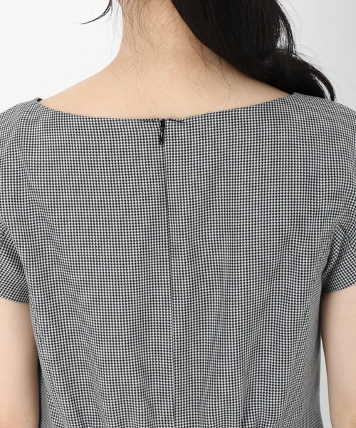 STRAWBERRY-FIELDS(ストロベリーフィールズ)の「マイクロ千鳥*ドレープデシン_セットアップ風ワンピース(ワンピース・レディース・ブラック系・2)」の6枚目の写真