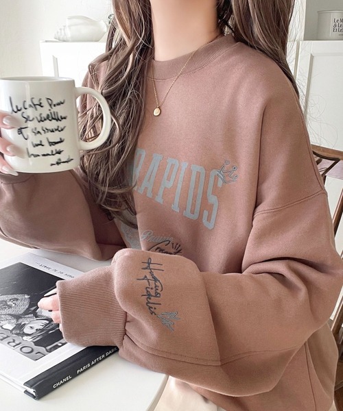 セール】今っぽカジュアルの本命スウェット♪エンブレム風らくがき刺繍