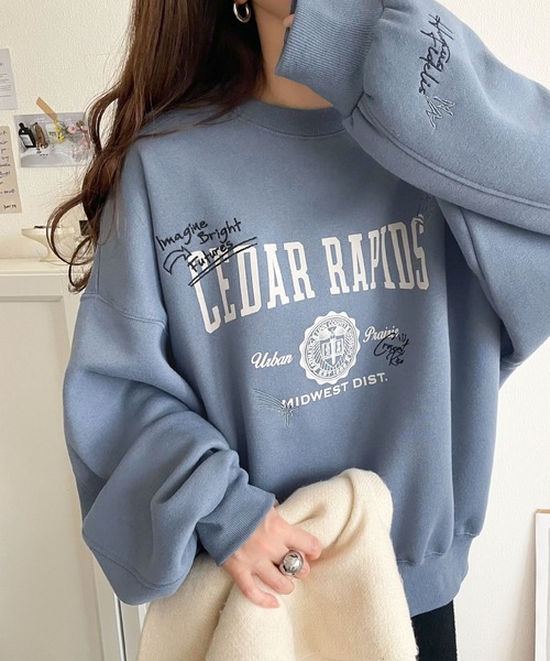 セール】今っぽカジュアルの本命スウェット♪エンブレム風らくがき刺繍