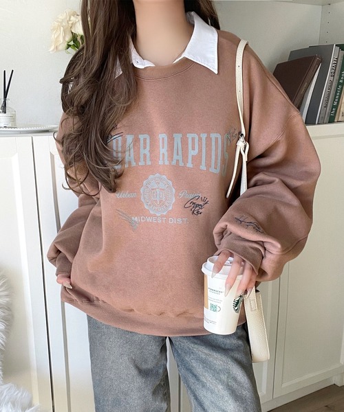 classicalelf(クラシカルエルフ)の「今っぽカジュアルの本命スウェット♪エンブレム風らくがき刺繍入りフロッキープリント裏起毛プルオーバー(長袖)(スウェット・レディース・オートミール/ネイビー/チャコール/ブラウン/ブルー/グレイッシュベージュ・SMALL/X-LARGE/MEDIUM/LARGE)」の9枚目の写真