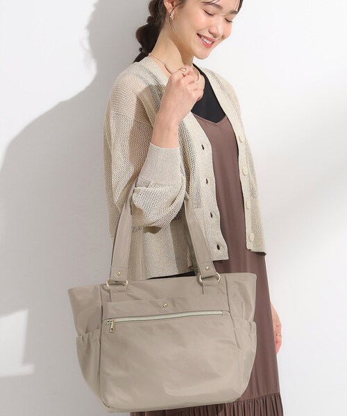 SHOO・LA・RUE（シューラルー）の「【撥水】整理整頓できちゃうトートバッグ（トートバッグ・レディース・ネイビー/ブラック/ナチュラル・00）」の6枚目の写真