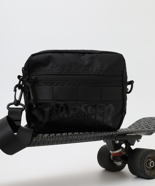 THRASHER(スラッシャー)の「THRASHER スクエアショルダー ミニショルダー バッグ キーフック付き 男女兼用(ショルダーバッグ・メンズ・ブラック/ダークグリーン・FREE)」の1枚目の写真