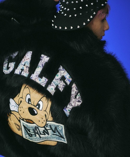 GALFY(ガルフィー)の「A'GEM/9 × .kom 『GALFY/ガルフィー』 お金大好きファーブルゾン(ブルゾン・メンズ・ブラック・L)」の1枚目の写真