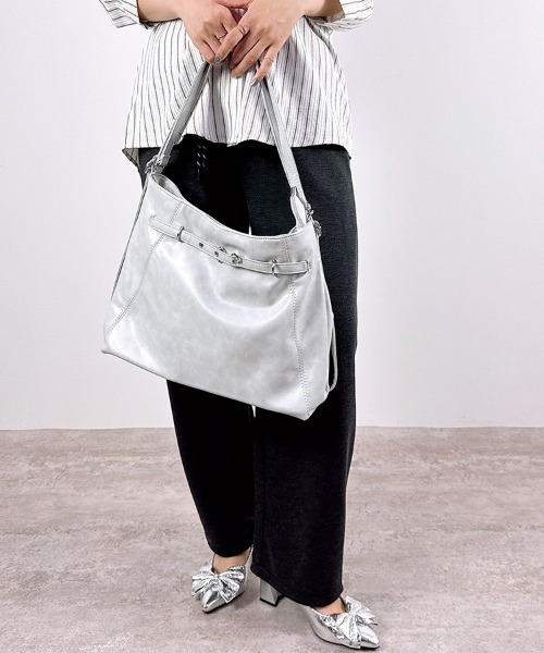 CLOTHY(クロシィ)の「【ショルダー&きれいめリュックの二刀流!】2WAYリュックバッグ(ショルダーバッグ・レディース・ブラック/グレー/アイボリー・MEDIUM)」の10枚目の写真