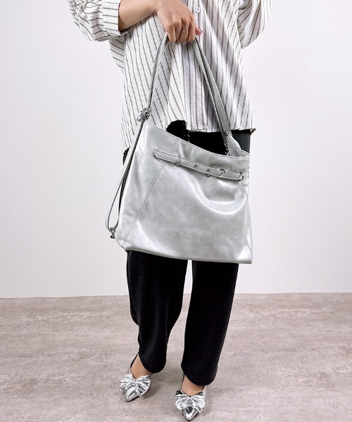 CLOTHY(クロシィ)の「【ショルダー&きれいめリュックの二刀流!】2WAYリュックバッグ(ショルダーバッグ・レディース・ブラック/グレー/アイボリー・MEDIUM)」の4枚目の写真