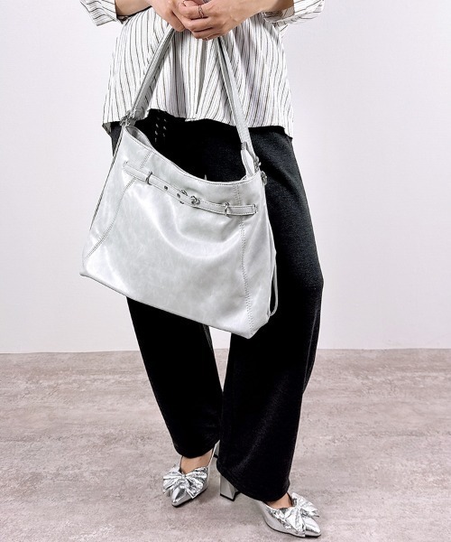 CLOTHY(クロシィ)の「【ショルダー&きれいめリュックの二刀流!】2WAYリュックバッグ(ショルダーバッグ・レディース・ブラック/グレー/アイボリー・MEDIUM)」の8枚目の写真