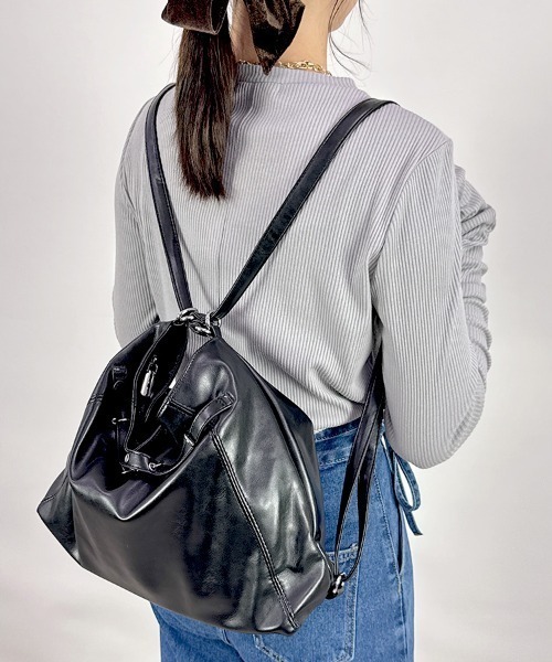 CLOTHY(クロシィ)の「【ショルダー&きれいめリュックの二刀流!】2WAYリュックバッグ(ショルダーバッグ・レディース・ブラック/グレー/アイボリー・MEDIUM)」の7枚目の写真
