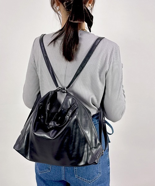 CLOTHY(クロシィ)の「【ショルダー&きれいめリュックの二刀流!】2WAYリュックバッグ(ショルダーバッグ・レディース・ブラック/グレー/アイボリー・MEDIUM)」の5枚目の写真