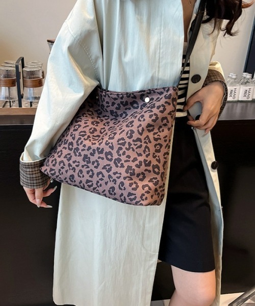 gossip!ロサンゼルス(ゴシップロサンゼルス)の「Y2Kレオパード柄ショルダーバッグ(A5収納可・チャームなし)(ショルダーバッグ・レディース・ブラウン/ライトグレー/モカ・FREE)」の3枚目の写真
