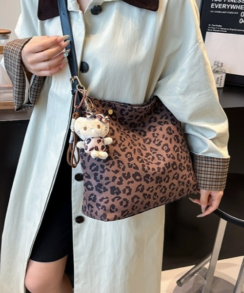 gossip!ロサンゼルス(ゴシップロサンゼルス)の「Y2Kレオパード柄ショルダーバッグ(A5収納可・チャームなし)(ショルダーバッグ・レディース・ブラウン/ライトグレー/モカ・FREE)」の4枚目の写真