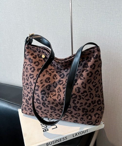 gossip!ロサンゼルス(ゴシップロサンゼルス)の「Y2Kレオパード柄ショルダーバッグ(A5収納可・チャームなし)(ショルダーバッグ・レディース・ブラウン/ライトグレー/モカ・FREE)」の5枚目の写真