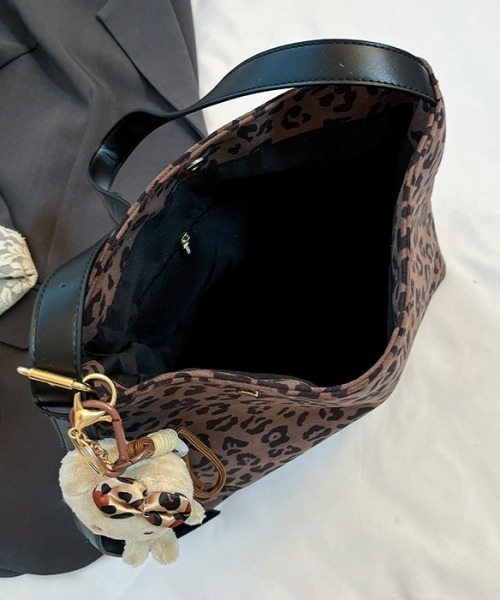 gossip!ロサンゼルス(ゴシップロサンゼルス)の「Y2Kレオパード柄ショルダーバッグ(A5収納可・チャームなし)(ショルダーバッグ・レディース・ブラウン/ライトグレー/モカ・FREE)」の8枚目の写真
