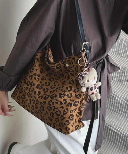 gossip!ロサンゼルス(ゴシップロサンゼルス)の「Y2Kレオパード柄ショルダーバッグ(A5収納可・チャームなし)(ショルダーバッグ・レディース・ブラウン/ライトグレー/モカ・FREE)」の11枚目の写真